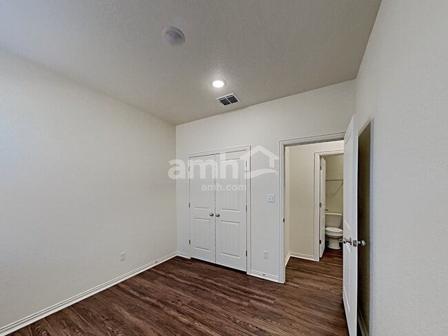 Building Photo - 211 Pebble Creek Run