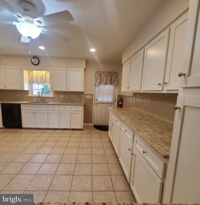 Building Photo - 2024 Beverly Dr