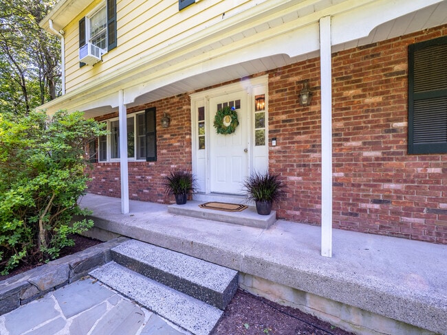 Building Photo - 31 Carriage House Dr