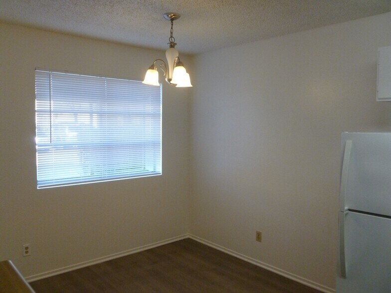 Building Photo - 2695 Jennydiane Dr
