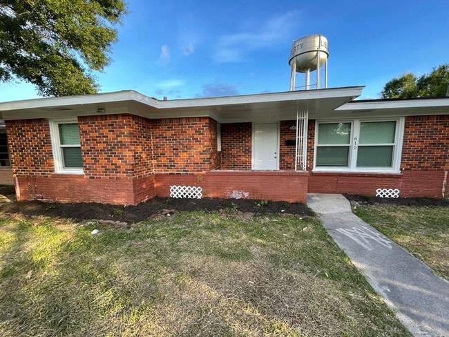 Building Photo - Newly Renovate 4 bedroom 2 bath Home in Li...