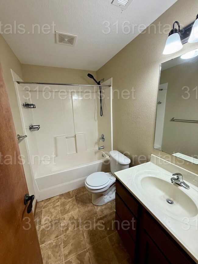 Building Photo - $1575 - 4 bedroom/ 2 bathroom - Gorgeous n...