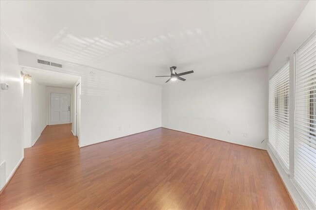Building Photo - 6910 Hart Ln