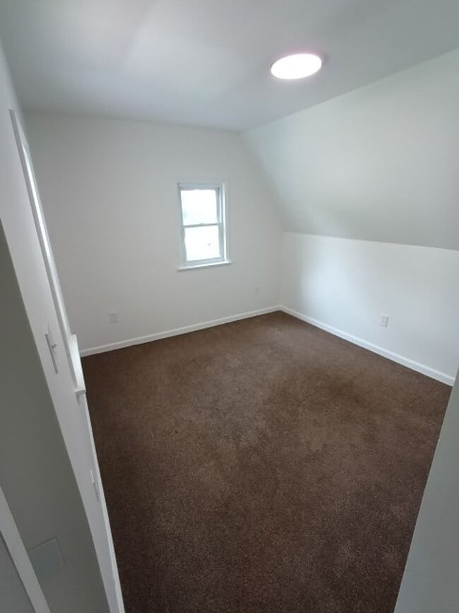 Building Photo - 2044 Garrick Ave
