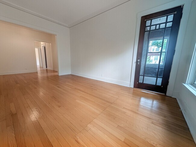 Building Photo - Large 3-bed/1-bath Apartment in the Heart of Rogers Park!