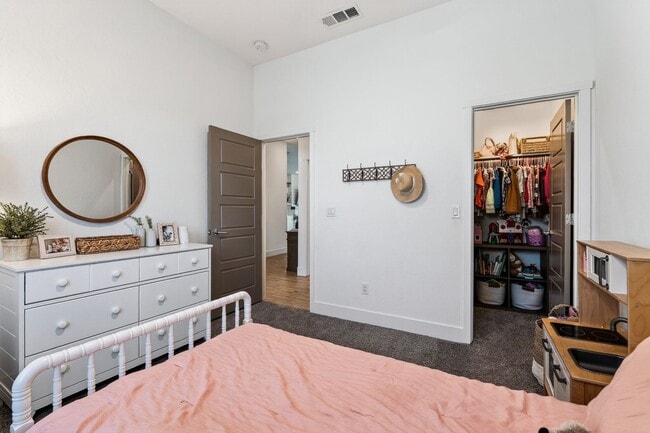 Building Photo - Charming 4BR House in Madera