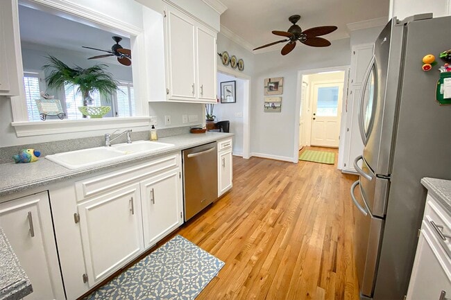 Building Photo - Beautifully FURNISHED Off Season 3bd/2.5 BA Single Family Home
