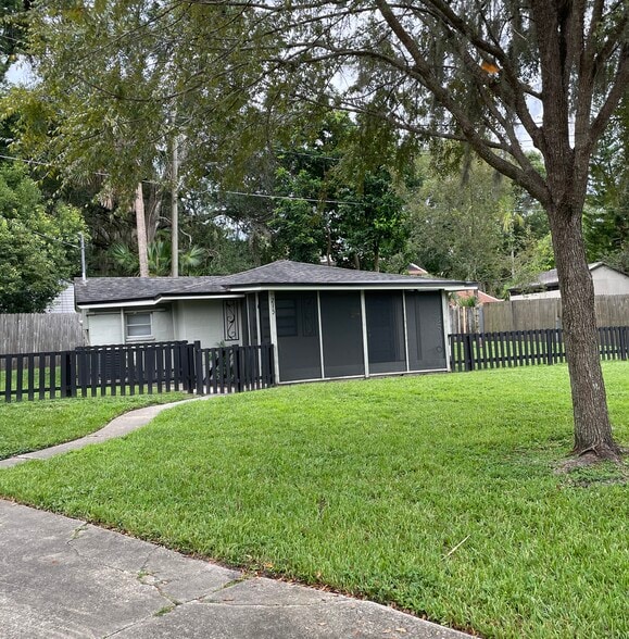 Primary Photo - 215 Adelaide Blvd