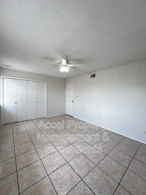 Building Photo - 2133 Kerria Ave