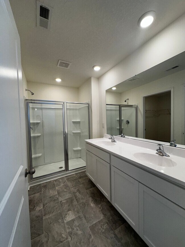 Building Photo - E. Morristown - 3 bed/2.5 bath home with garage