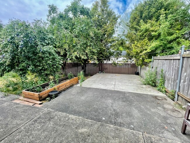 Building Photo - **$500 Move in Credit** 3 Bed/2 Bath Home.  Fresh and Modern Interior.  A/C, Garage, and Fenced Y...