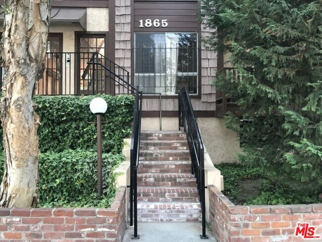 Primary Photo - 1865 Greenfield Ave