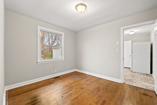 Building Photo - 3 Bedroom Pet Friendly Home For Rent!