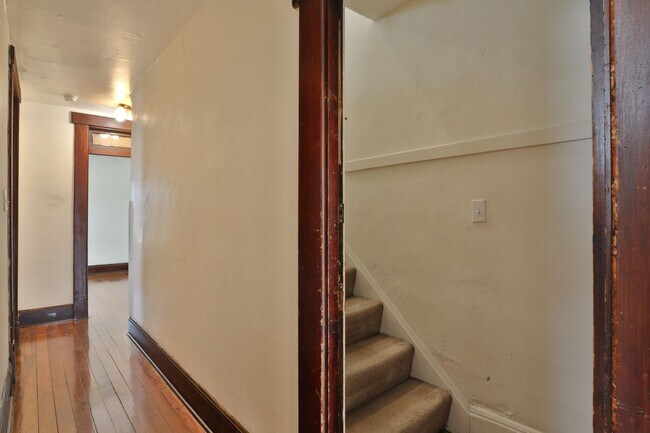 Building Photo - Large 4 Bedroom North Campus Townhouse - 1st house from High Street