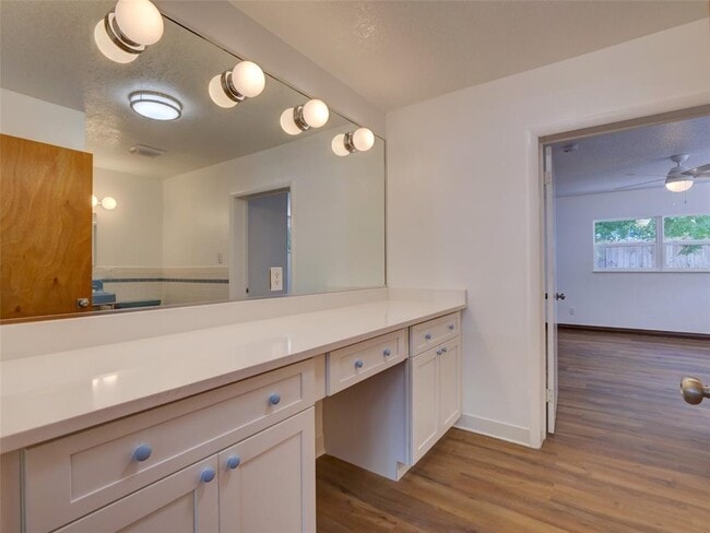 Building Photo - 305 Sunset Dr