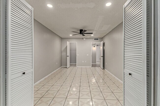 Building Photo - Updated condo in Sun City!