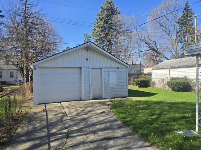 Building Photo - 19404 Kenosha St