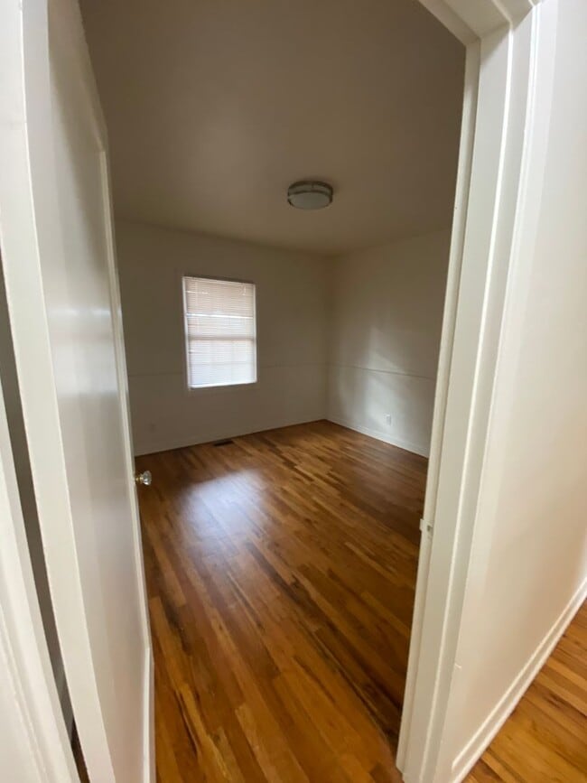 Building Photo - 1123-1123 NW Elm Ave