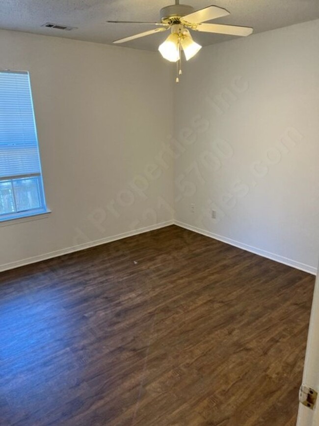 Building Photo - Cozy 2 bedroom, 1.5 bath, 1 car garage. La...