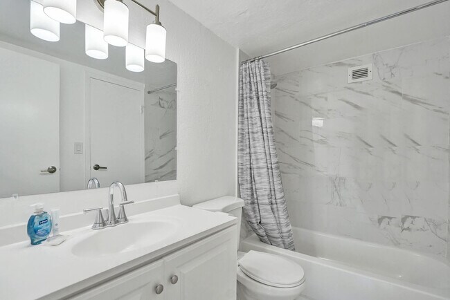 Building Photo - 777 NW 155th Ln