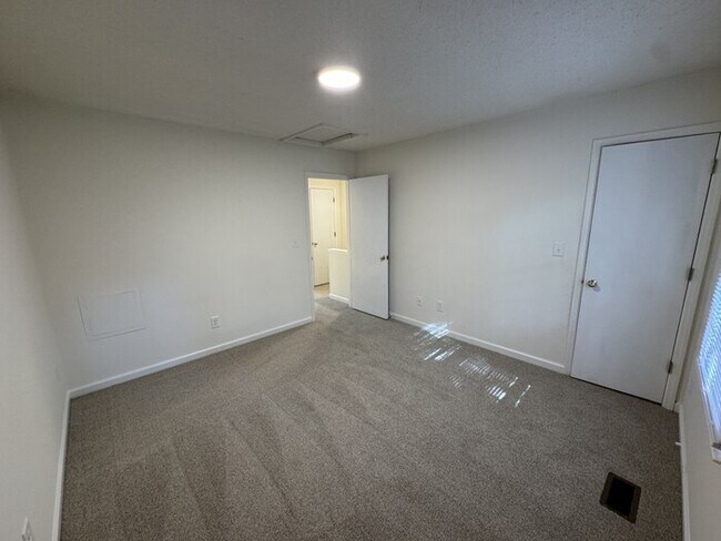 Building Photo - 2 bed 1.5 Bath