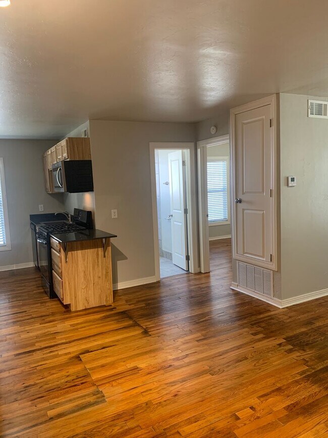 Building Photo - One Bedroom in Plaza District-$500 Off in ...