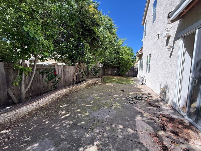 Building Photo - 1487 Highland Dr