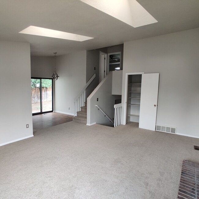 Building Photo - Beautiful 3 bedroom, tri-level home availa...