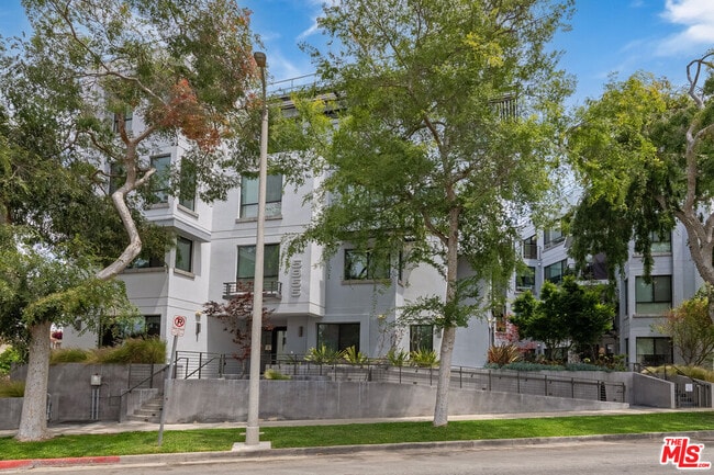 Building Photo - 5955 Saturn St