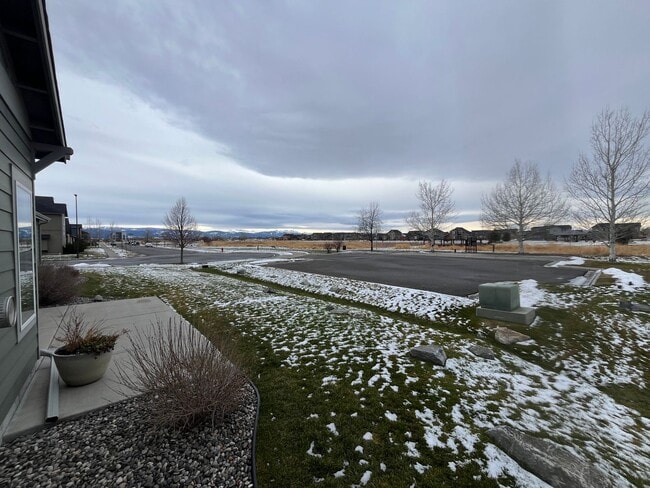 Building Photo - 3 bed 2.5 Bath Condo with 2 car garage