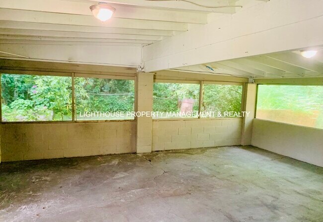Building Photo - Huge 4 Bedroom Home With Sunroom And Garage