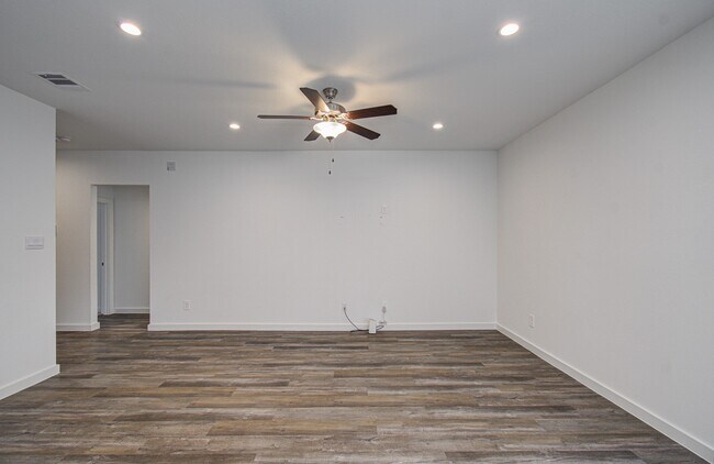 Building Photo - 1130 Desert Willow Dr