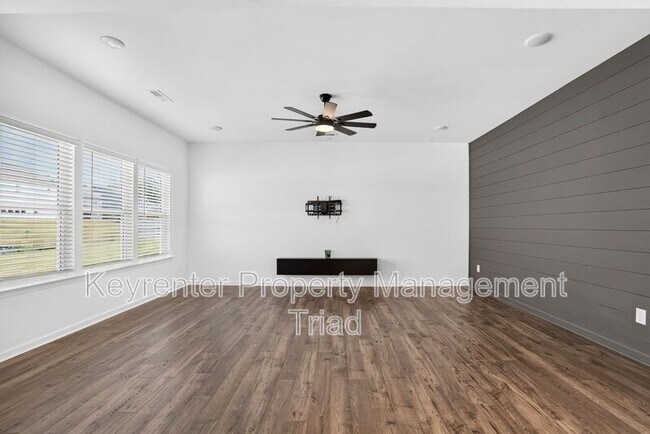 Building Photo - 3012 Highlander Pt