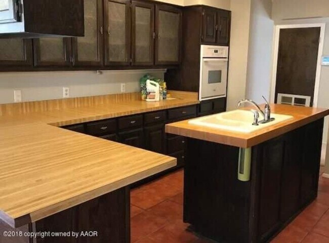 Building Photo - Spacious Puckett Home