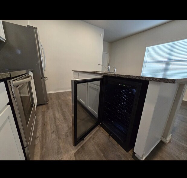 Building Photo - 3443 RedBud Grv