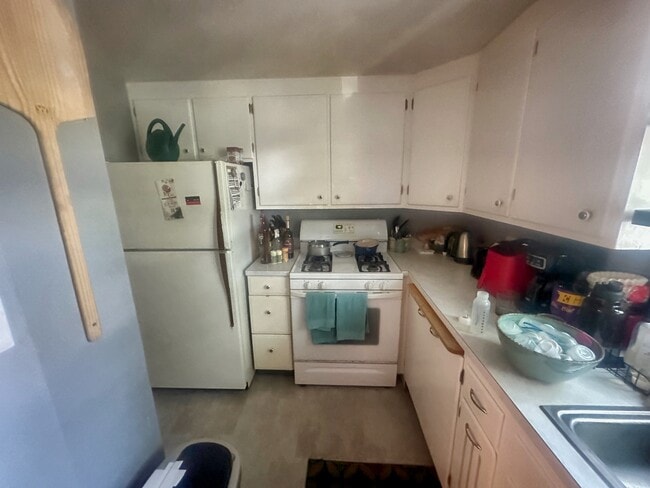 Building Photo - 443 Thurber St
