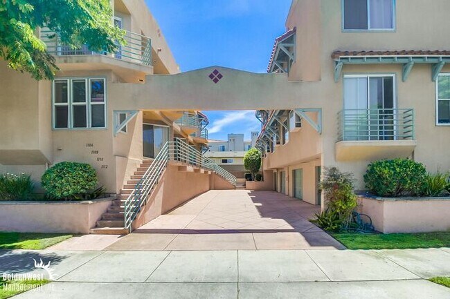 Building Photo - Modern 2Bdm 2.5Ba Town-home with Bonus Roo...