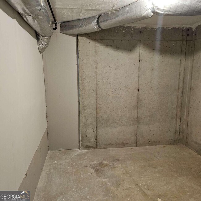 Building Photo - 6141 Long Shore Dr