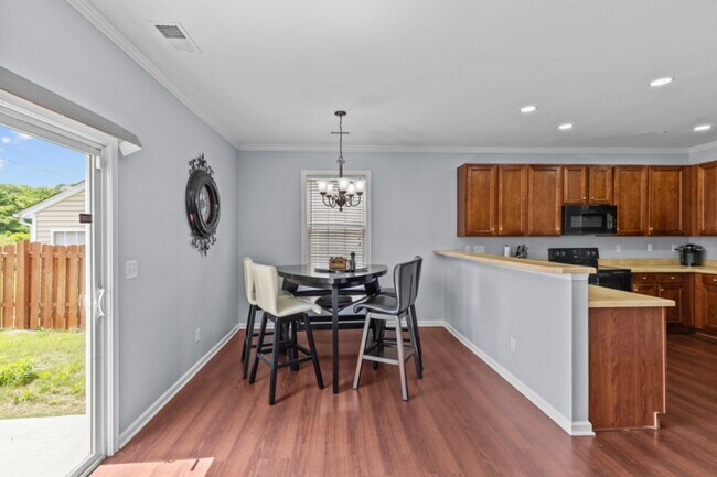 Building Photo - 4531 Dalbeth St