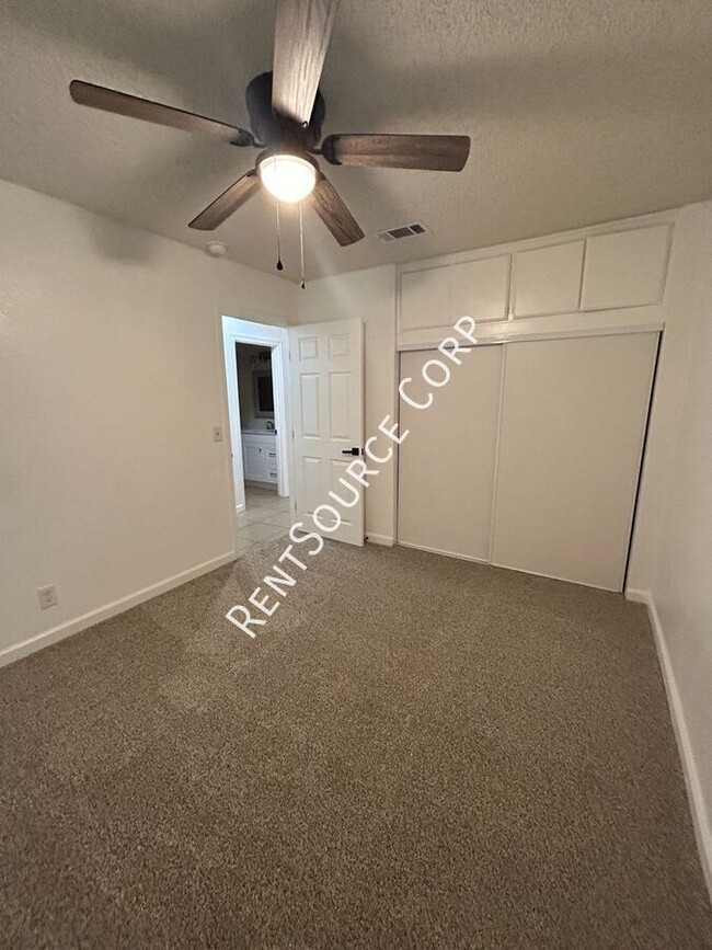 Building Photo - 2 Bedroom 1 Bathroom unit in Lancaster jus...