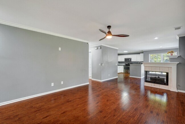 Building Photo - Richmond Hill Beauty: 4-Bedroom Home with Stunning Lagoon Views!