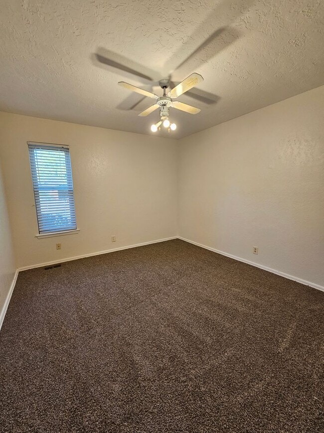 Building Photo - (3) Bed/(2) Bath Avail NOW! Oakhurst Addition!