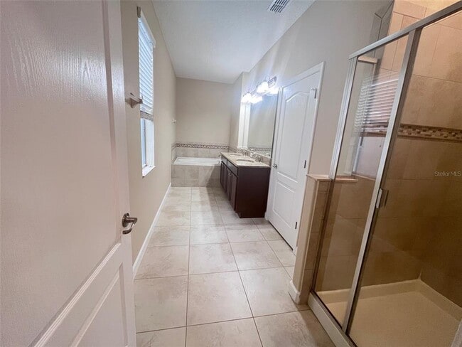 Building Photo - 15150 Evergreen Oak Loop