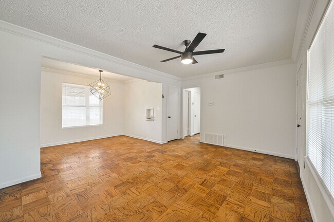 Building Photo - 6104 S Villa Ave