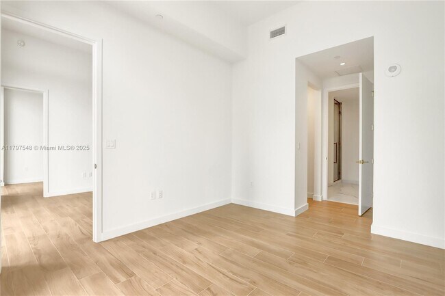 Building Photo - 2655 S Bayshore Dr