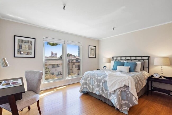 Building Photo - Updated Condo Steps from Lake Merritt with Parking and Utilities Included