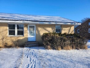 Building Photo - 3204-3206 Runway Ave