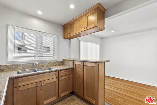 Building Photo - 1235 N Harper Ave