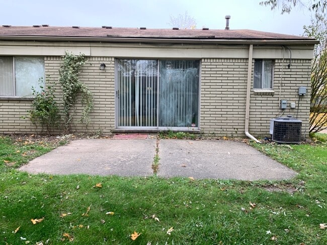 Building Photo - 26485 Franklin Pointe Dr