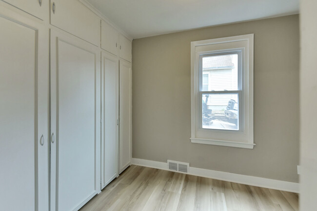 Building Photo - 830 S 50th St